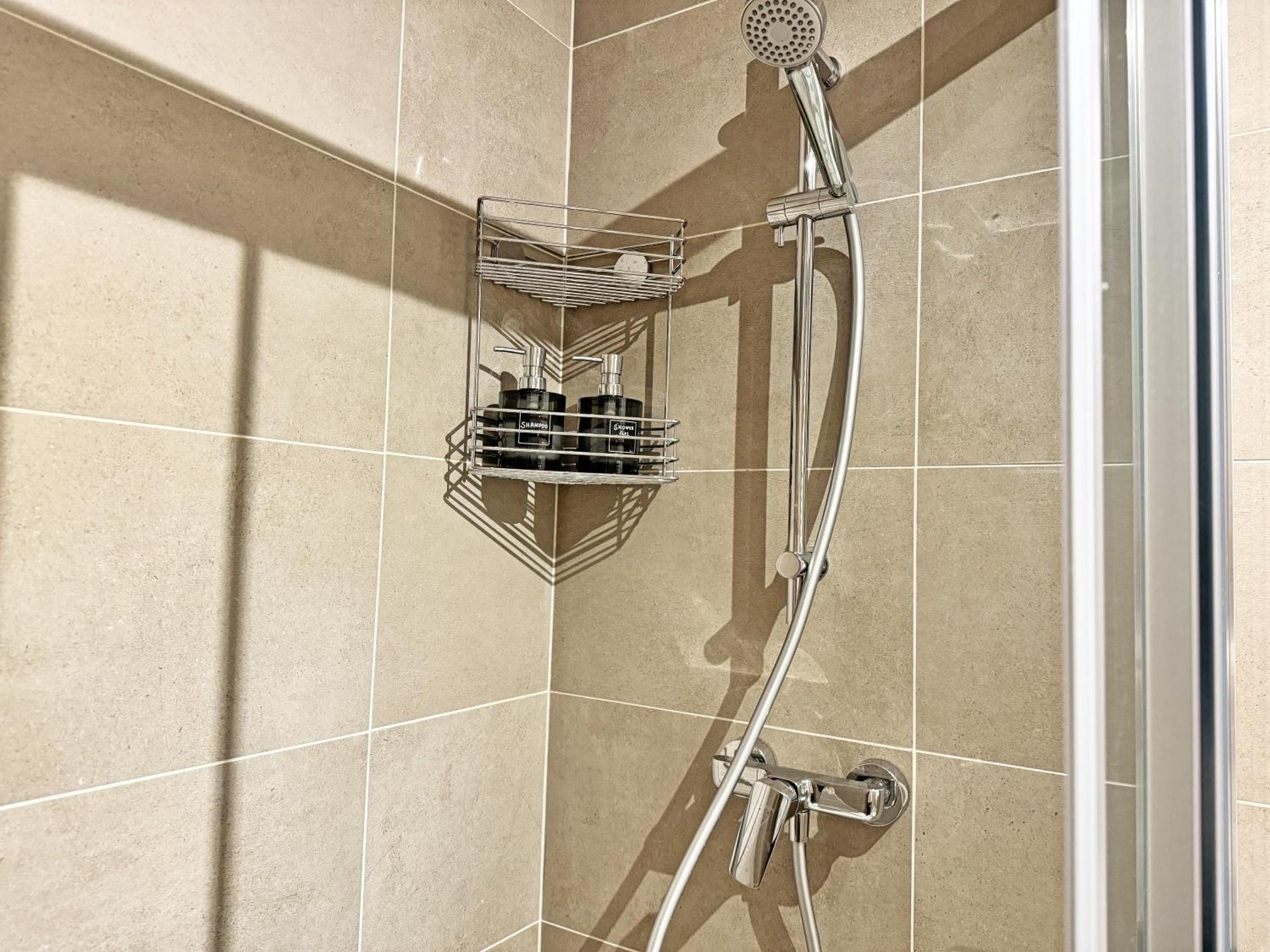 New Studio, King Bed, Free Parking, Terrace Apartament *