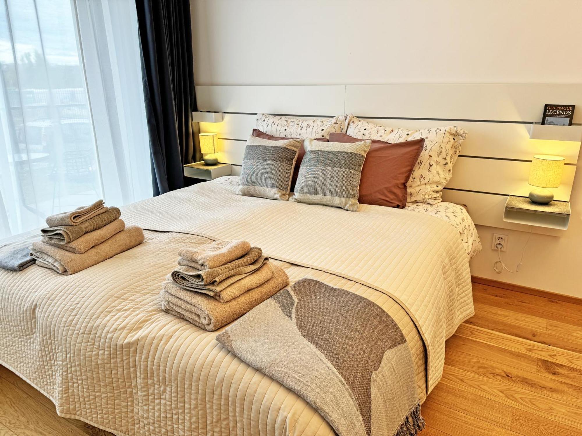 New Studio, King Bed, Free Parking, Terrace Apartament Praga
