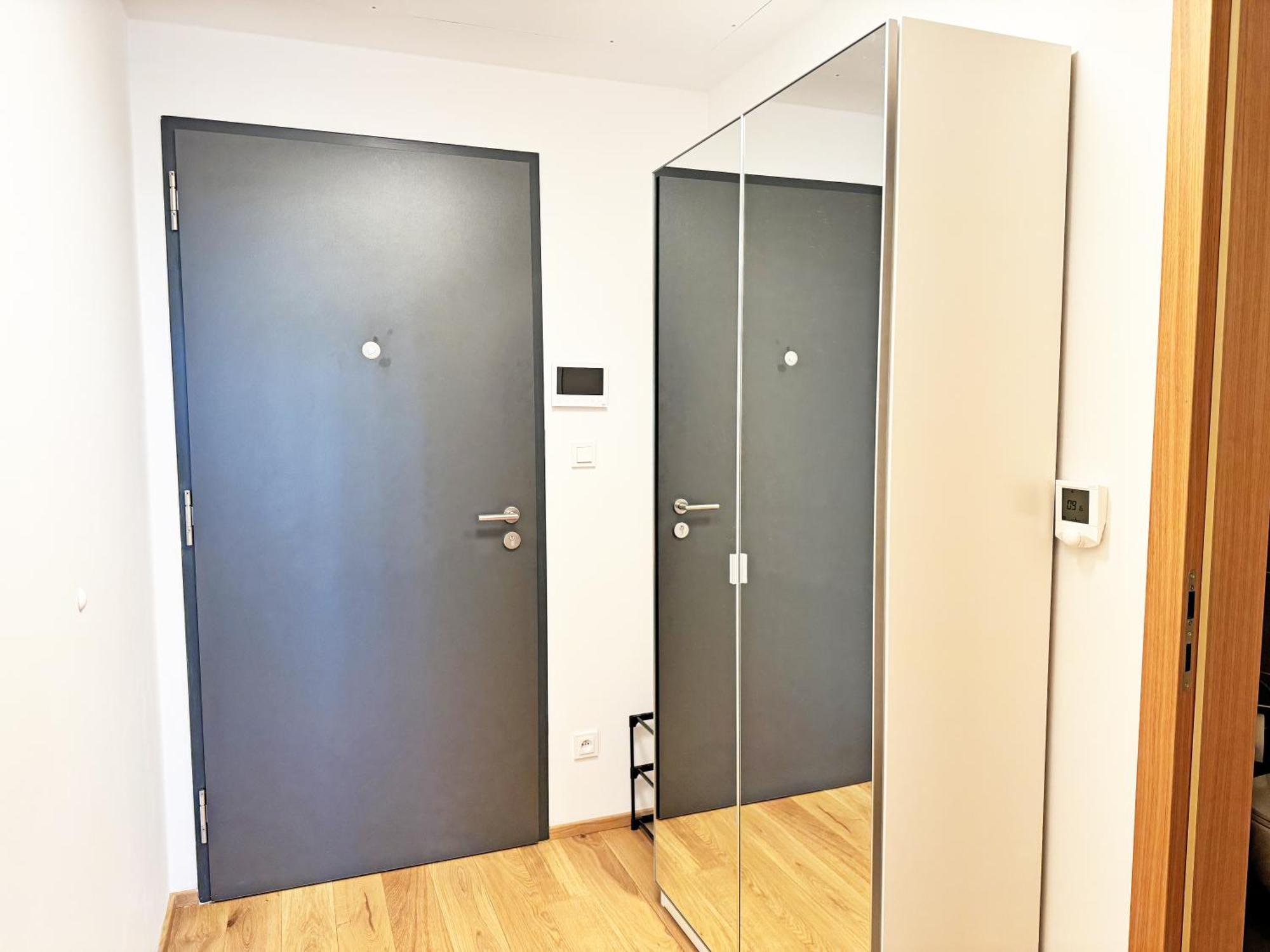 New Studio, King Bed, Free Parking, Terrace Apartament