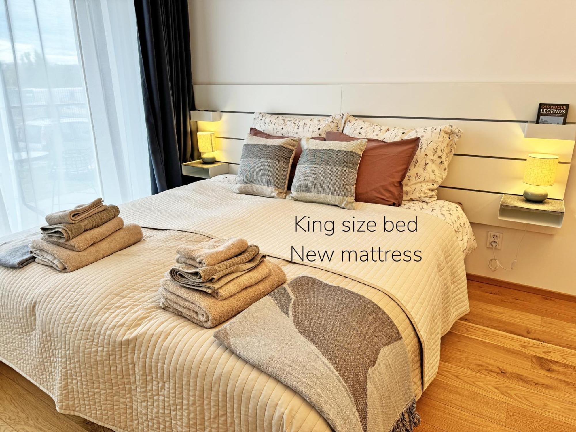 New Studio, King Bed, Free Parking, Terrace *